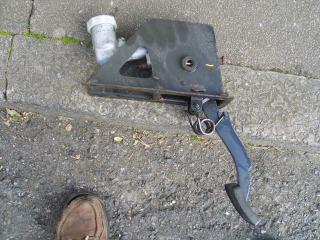 Illustration for article titled A quasi-technical blather on Land Rover power brakes